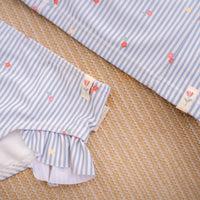 Je kindje is helemaal klaar voor het strand, het zwembad en voor zomerse vakanties met dit lieve zwembroekje in de variant sunny flowers blue van het merk Little Dutch. De broekspijpjes van de zwembroek is voorzien van schattige ruches. VanZus