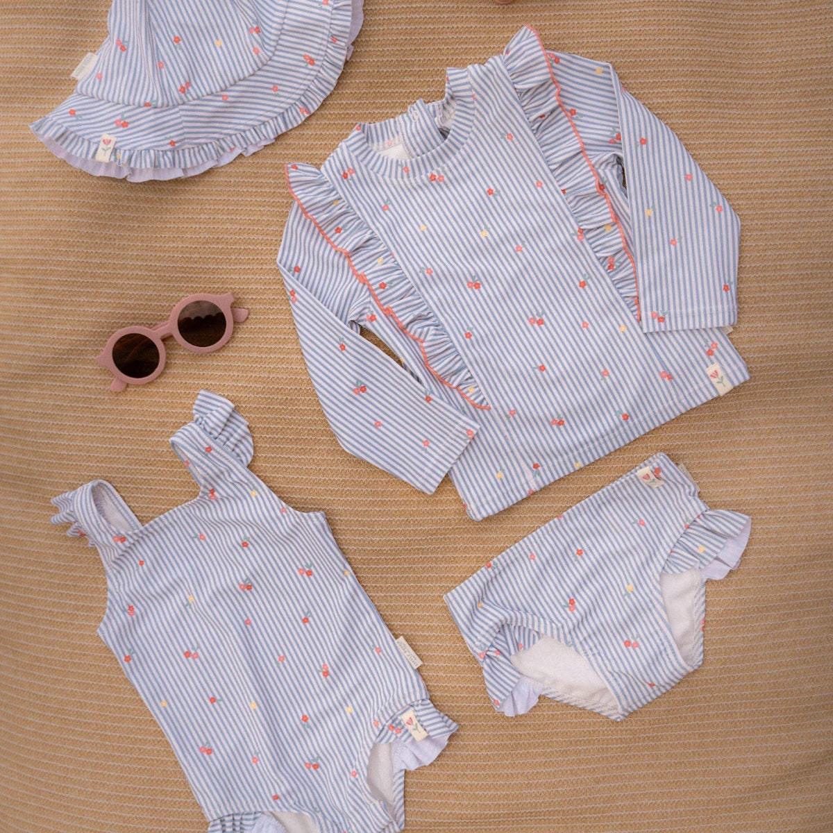 Je kindje is helemaal klaar voor het strand, het zwembad en voor zomerse vakanties met dit lieve zwembroekje in de variant sunny flowers blue van het merk Little Dutch. De broekspijpjes van de zwembroek is voorzien van schattige ruches. VanZus