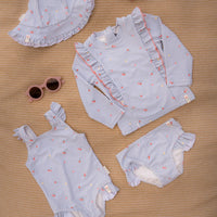 Je kindje is helemaal klaar voor het strand, het zwembad en voor zomerse vakanties met dit lieve zwembroekje in de variant sunny flowers blue van het merk Little Dutch. De broekspijpjes van de zwembroek is voorzien van schattige ruches. VanZus