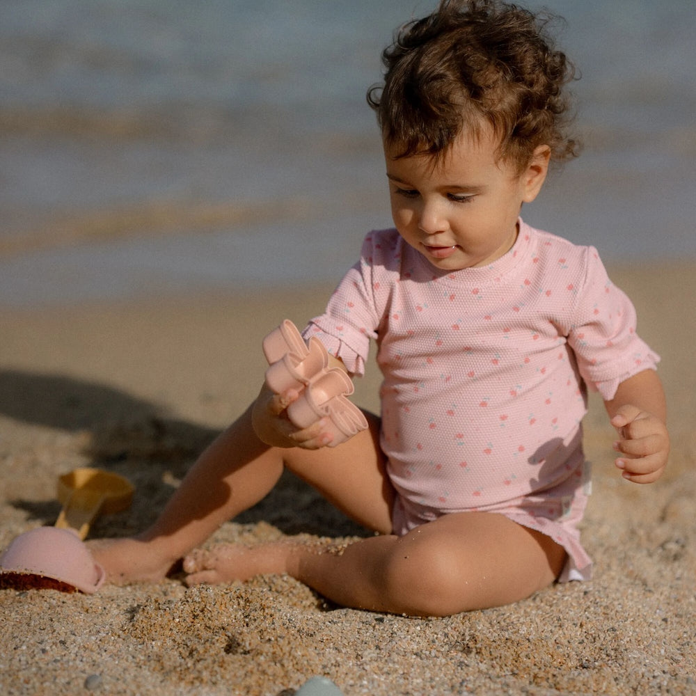 Ben jij klaar voor een dagje waterpret? Dit zwemshirt in de sunny flowers blush van Little Dutch met korte mouwen van gerecycled polyester houdt je warm in het water en beschermt je tegen de zon terwijl je de hele dag speelt. VanZus