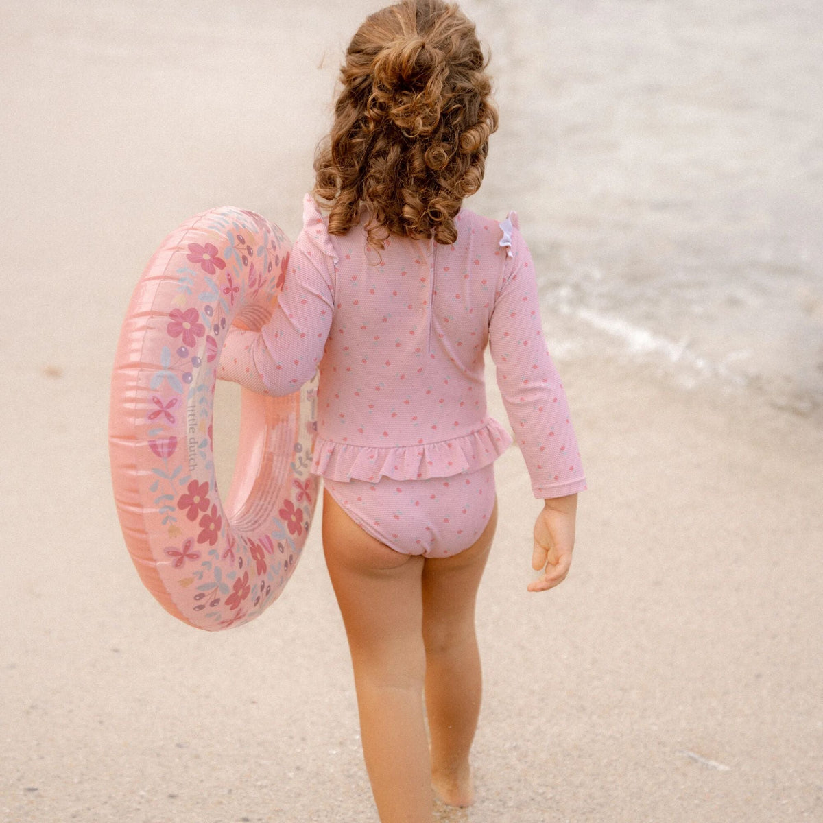 Zwemmen wordt nog leuker met dit lange mouwen badpak in de variant sunny flowers blush van het vrolijke merk Little Dutch. Dit mooie badpak ziet er niet alleen fantastisch uit, hij is ook erg praktisch. VanZus