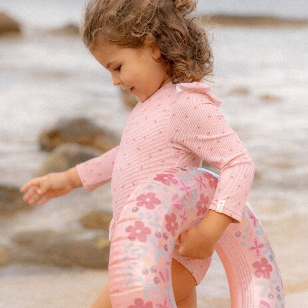 Zwemmen wordt nog leuker met dit lange mouwen badpak in de variant sunny flowers blush van het vrolijke merk Little Dutch. Dit mooie badpak ziet er niet alleen fantastisch uit, hij is ook erg praktisch. VanZus