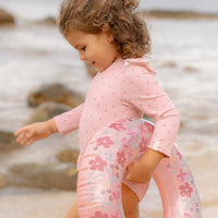 Zwemmen wordt nog leuker met dit lange mouwen badpak in de variant sunny flowers blush van het vrolijke merk Little Dutch. Dit mooie badpak ziet er niet alleen fantastisch uit, hij is ook erg praktisch. VanZus