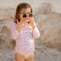 Je kindje is helemaal klaar voor het strand, het zwembad en voor zomerse vakanties met dit lieve zwembroekje in de variant sunny flowers van het merk Little Dutch. De tailleband van de zwembroek is voorzien van schattige ruches. VanZus