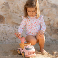Ben jij klaar voor een dagje waterpret? Dit zwemshirt in de variant sunny flowers van Little Dutch met lange mouwen van gerecycled polyester houdt je warm in het water en beschermt je tegen de zon terwijl je de hele dag speelt. VanZus
