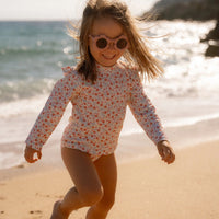 Ben jij klaar voor een dagje waterpret? Dit zwemshirt in de variant sunny flowers van Little Dutch met lange mouwen van gerecycled polyester houdt je warm in het water en beschermt je tegen de zon terwijl je de hele dag speelt. VanZus