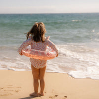 Je kindje is helemaal klaar voor het strand, het zwembad en voor zomerse vakanties met dit lieve zwembroekje in de variant sunny flowers van het merk Little Dutch. De tailleband van de zwembroek is voorzien van schattige ruches. VanZus
