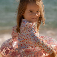 Ben jij klaar voor een dagje waterpret? Dit zwemshirt in de variant sunny flowers van Little Dutch met lange mouwen van gerecycled polyester houdt je warm in het water en beschermt je tegen de zon terwijl je de hele dag speelt. VanZus
