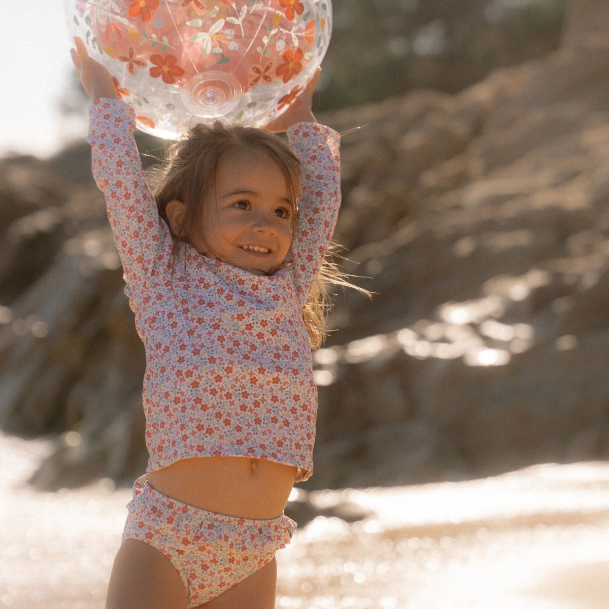 Je kindje is helemaal klaar voor het strand, het zwembad en voor zomerse vakanties met dit lieve zwembroekje in de variant sunny flowers van het merk Little Dutch. De tailleband van de zwembroek is voorzien van schattige ruches. VanZus