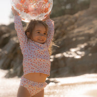 Je kindje is helemaal klaar voor het strand, het zwembad en voor zomerse vakanties met dit lieve zwembroekje in de variant sunny flowers van het merk Little Dutch. De tailleband van de zwembroek is voorzien van schattige ruches. VanZus