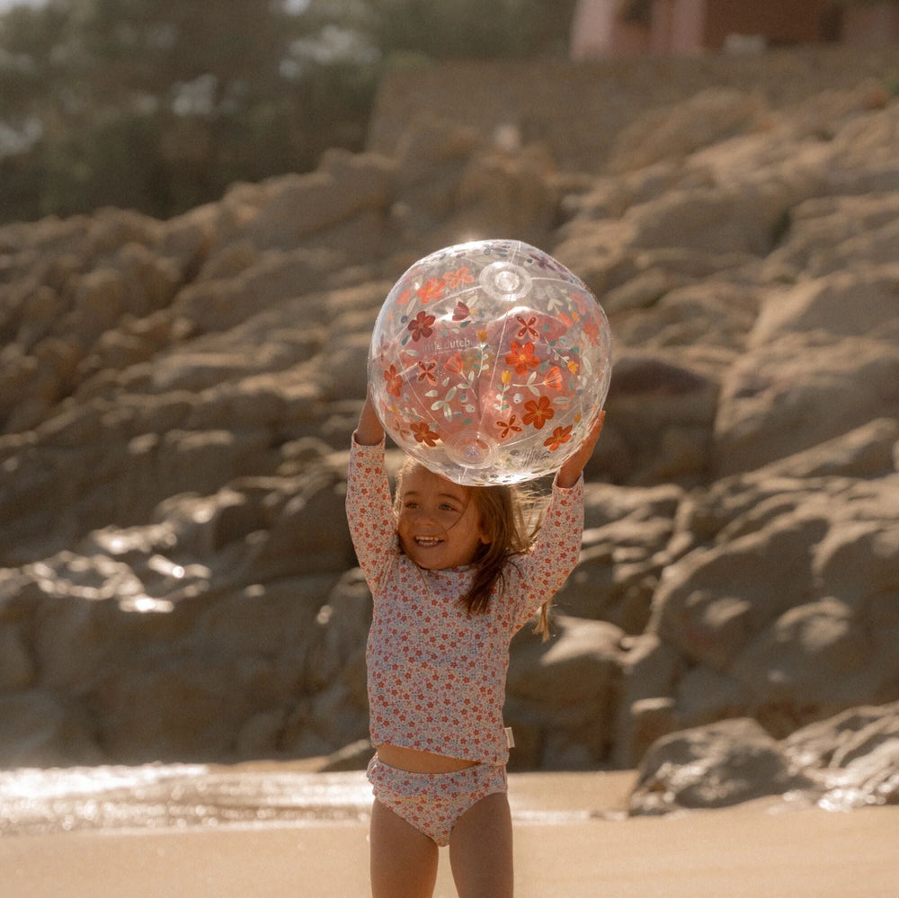 Ben jij klaar voor een dagje waterpret? Dit zwemshirt in de variant sunny flowers van Little Dutch met lange mouwen van gerecycled polyester houdt je warm in het water en beschermt je tegen de zon terwijl je de hele dag speelt. VanZus
