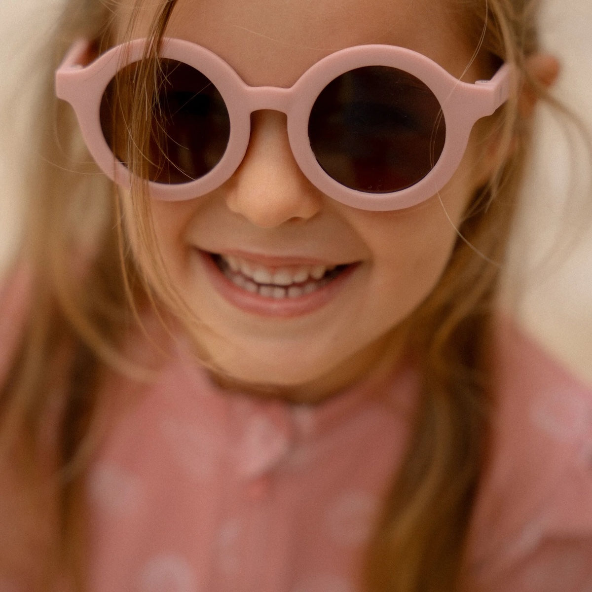 Laat de zon maar komen! Met dit zwempak korte mouwen in de variant ocean treasures pink van het merk Little Dutch is jouw kleintje er klaar voor om naar het strand, het zwembad of op vakantie te gaan! VanZus