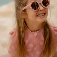 Laat de zon maar komen! Met dit zwempak korte mouwen in de variant ocean treasures pink van het merk Little Dutch is jouw kleintje er klaar voor om naar het strand, het zwembad of op vakantie te gaan! VanZus
