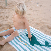 Je kindje is helemaal klaar voor het strand, het zwembad en voor zomerse vakanties met deze lieve zwembroek in de variant stripes van het merk Little Dutch. De zwembroek is voorzien van een elastische tailleband met trekkoord. VanZus