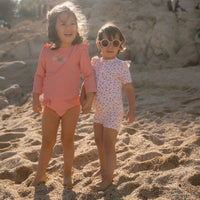 Ben jij klaar voor een dagje waterpret? Dit zwemshirt in de variant ocean treasures rouge van Little Dutch met lange mouwen van gerecycled polyester houdt je warm in het water en beschermt je tegen de zon terwijl je de hele dag speelt. VanZus