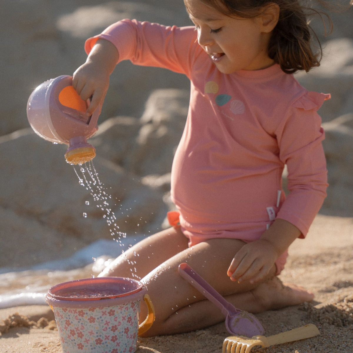 Ben jij klaar voor een dagje waterpret? Dit zwemshirt in de variant ocean treasures rouge van Little Dutch met lange mouwen van gerecycled polyester houdt je warm in het water en beschermt je tegen de zon terwijl je de hele dag speelt. VanZus