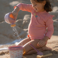 Ben jij klaar voor een dagje waterpret? Dit zwemshirt in de variant ocean treasures rouge van Little Dutch met lange mouwen van gerecycled polyester houdt je warm in het water en beschermt je tegen de zon terwijl je de hele dag speelt. VanZus