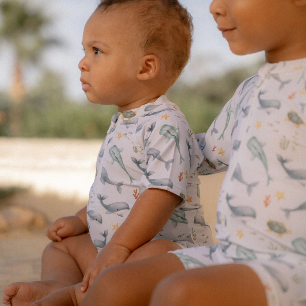Ben jij klaar voor een dagje waterpret? Dit zwemshirt in de variant ocean van Little Dutch met korte mouwen van gerecycled polyester houdt je warm in het water en beschermt je tegen de zon terwijl je de hele dag speelt. VanZus