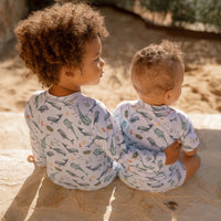 Ben jij klaar voor een dagje waterpret? Dit zwemshirt in de variant ocean van Little Dutch met korte mouwen van gerecycled polyester houdt je warm in het water en beschermt je tegen de zon terwijl je de hele dag speelt. VanZus
