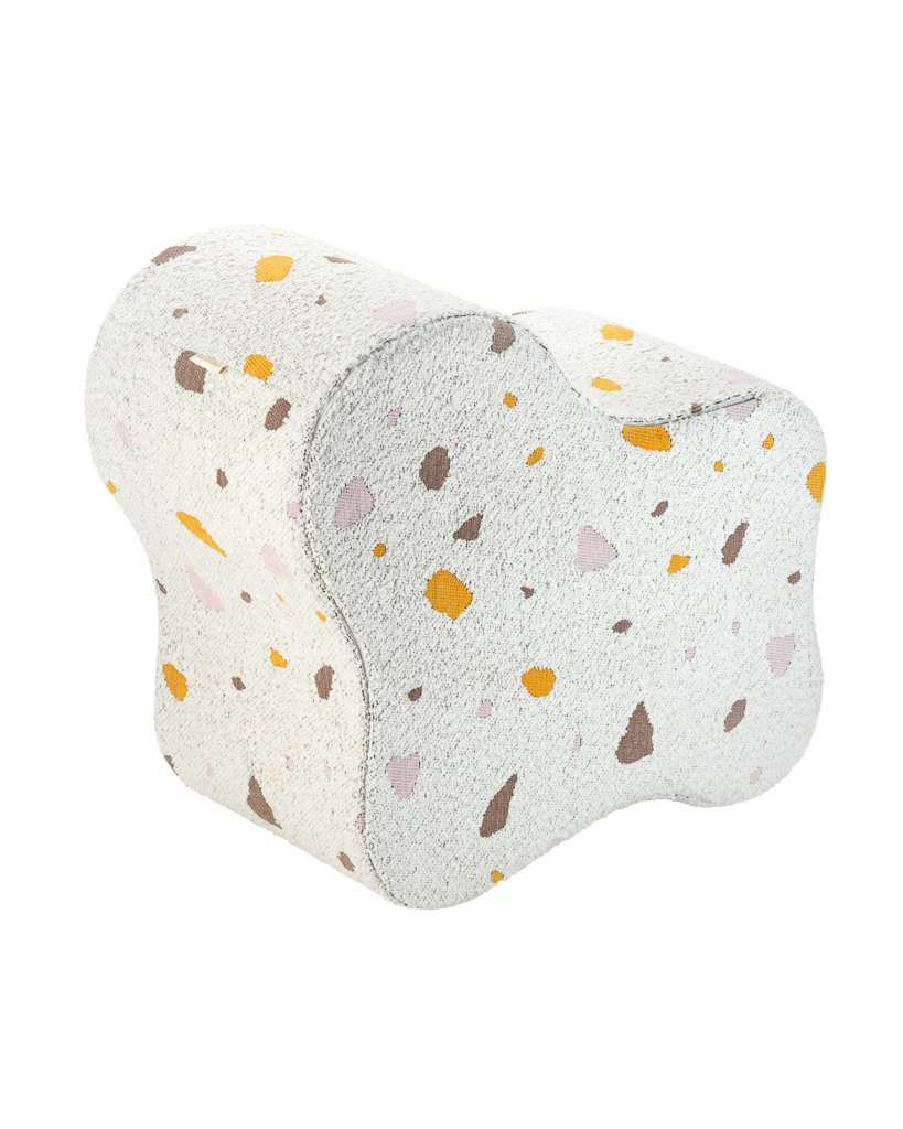 De Wigiwama cloud poef terrazzo marble is een heerlijke poef in een zachte stof voor in de woonkamer of de slaapkamer van je kindje. VanZus