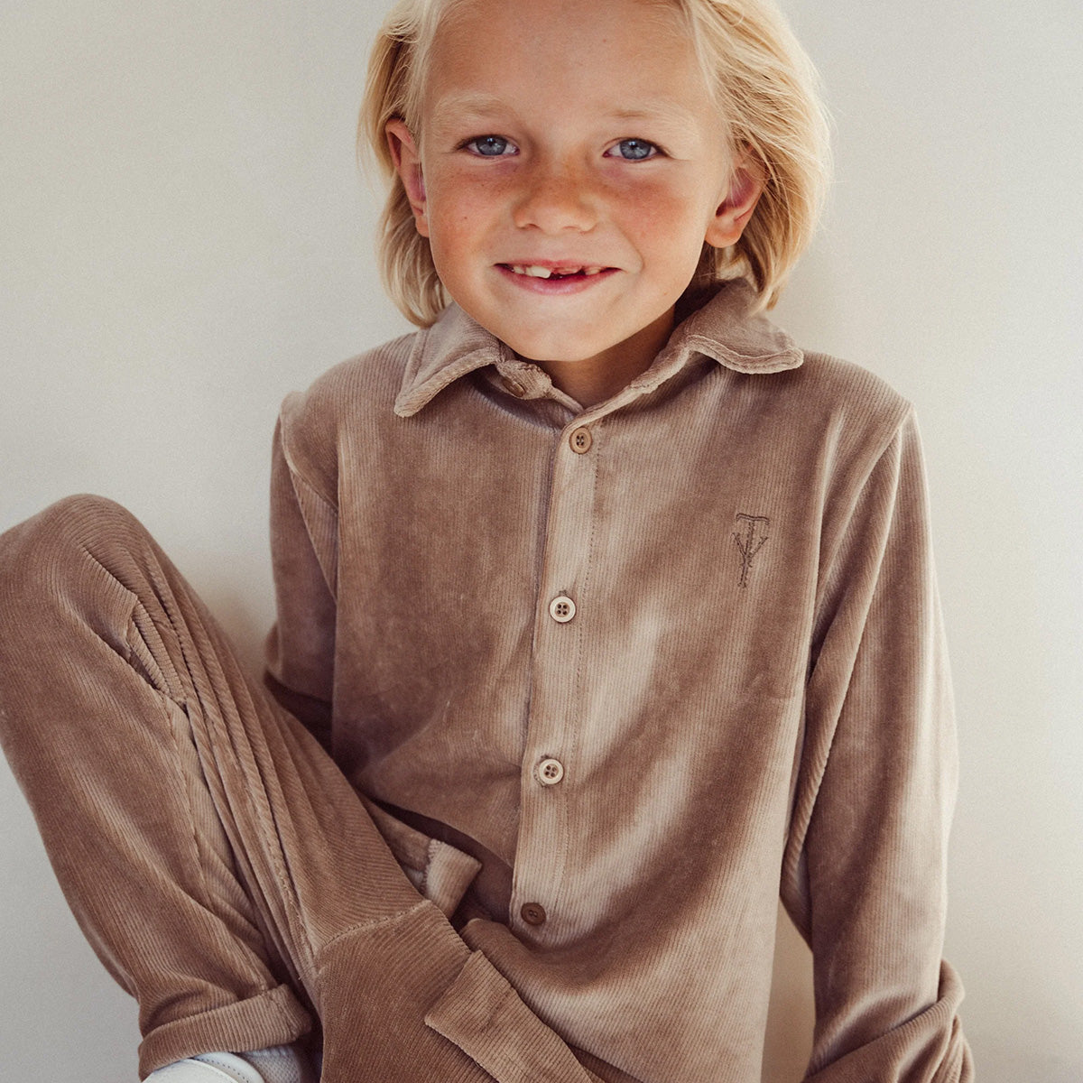 De Two You Label finn ribbed blouse in de kleur taupe is een leuke toevoeging aan de garderobe van jouw kind. De blouse is gemaakt van zachte, rib gebreide stof en heeft een warme taupe kleur, waardoor de blouse makkelijk te combineren is met verschillende outfits. VanZus