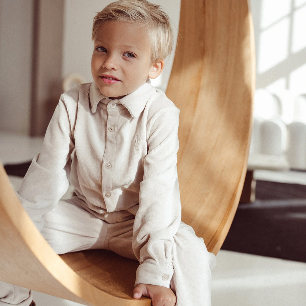 De Two You Label finn ribbed blouse in de kleur oat is een leuke toevoeging aan de garderobe van jouw kind. De blouse is gemaakt van zachte, rib gebreide stof en heeft een lichte oat kleur, waardoor de blouse makkelijk te combineren is met verschillende outfits. VanZus