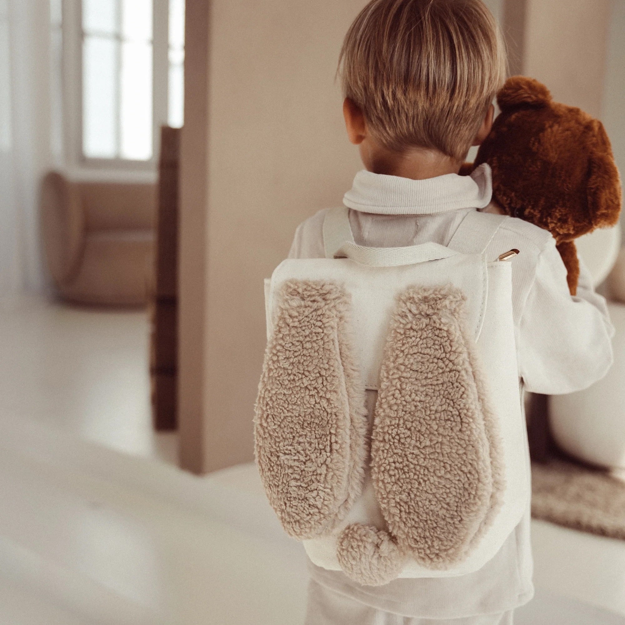 De Two You Label bunny tas teddy in de kleur sand is het schattigste accessoire voor je kleintje! De zachte teddy tas met de warme zandkleur, heeft de vorm van een lief konijntje en is perfect om kleine spulletjes in mee te nemen. VanZus