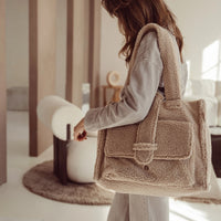 De Two You Label teddy mommy bag in de kleur sand is de perfecte tas voor elke moeder. Deze ruime tas, gemaakt van zachte teddy stof in een warme zandkleur, biedt voldoende ruimte voor al baby essentials en persoonlijke items. VanZus