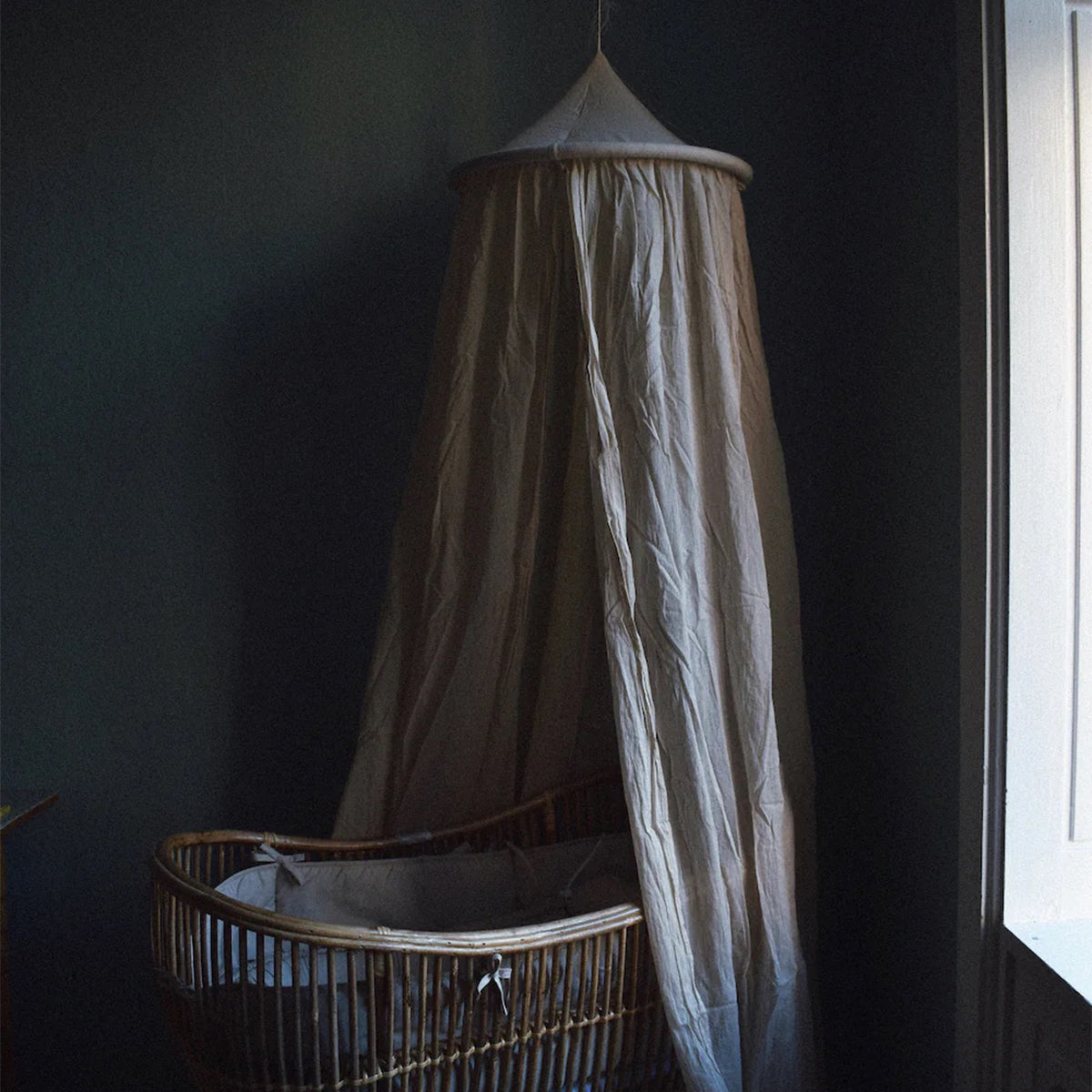De blikvanger van elke kinderkamer: klamboe Oyster Grey van Vanilla Copenhagen. Een knusse, geborgen, licht afschermende en gezellige slaapplek voor jouw kindje met deze bedhemel. Gemaakt van 100% voile katoen. VanZus