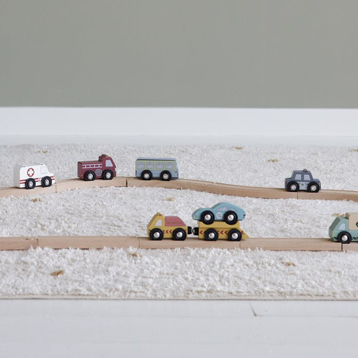 Urenlang speelplezier met de voertuigenset in hout van Little Dutch. De set met speelgoedauto's bestaat uit verschillende voertuigen die perfect zijn om mee op een rails van de treinbaan van Little Dutch te rijden.
