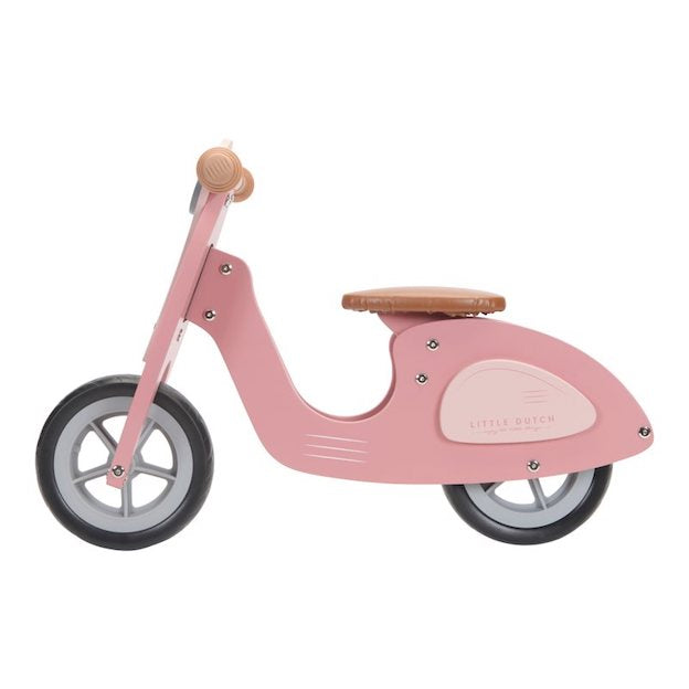 Racen door de straat op deze stoere loopscooter roze van Little Dutch. Door met de beentjes te steppen, komt je kindje vooruit. De loopfiets met het uiterlijk van een Vespa scooter kan in hoogte aangepast worden: laag 31 cm, midden 33 cm en hoog 35 cm.