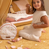 Jouw kleintje kan zich nu samen met mama opmaken met de producten uit de make-uptas van Little Dutch. De set bevat een tasje met bloemenprint en 10 houten speelgoedproducten in de vorm van make-up.