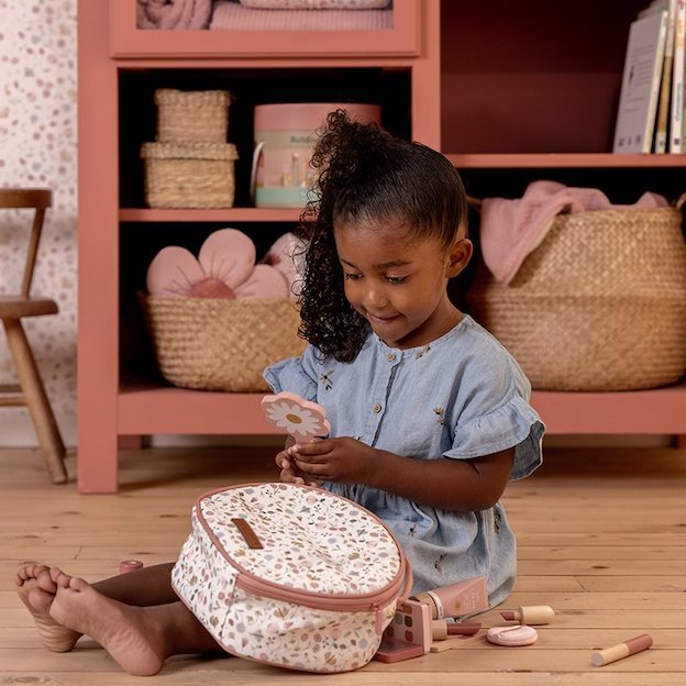 Jouw kleintje kan zich nu samen met mama opmaken met de producten uit de make-uptas van Little Dutch. De set bevat een tasje met bloemenprint en 10 houten speelgoedproducten in de vorm van make-up.