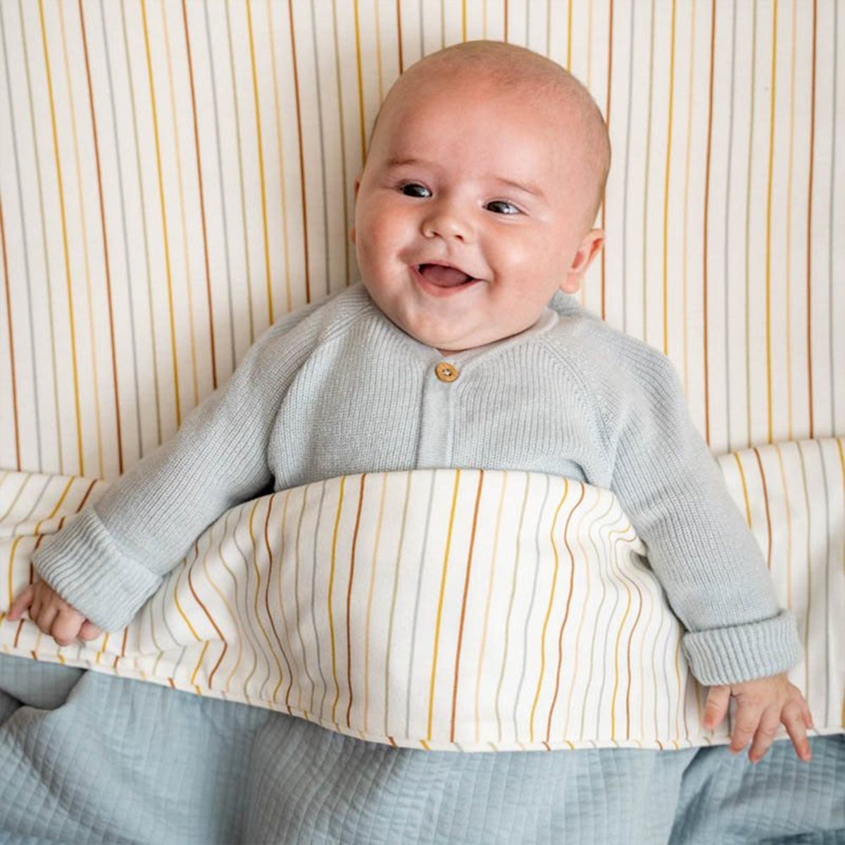De ledikantdeken Pure soft blue van Little Dutch is multifunctioneel: gebruik het als deken, omslagdoek, sprei of speelkleed. De deken is warm en zacht. Ideaal voor jouw kindje. VanZus