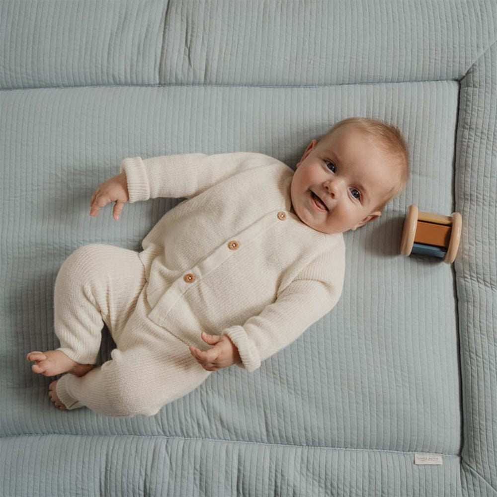Extra comfort en een blikvanger in de box? Het boxkleed Pure soft blue van Little Dutch is zacht en stevig gevuld zodat jouw kindje fijn kan liggen, spelen en kruipen. Ook kan hij gebruikt worden als speelkleed. VanZus