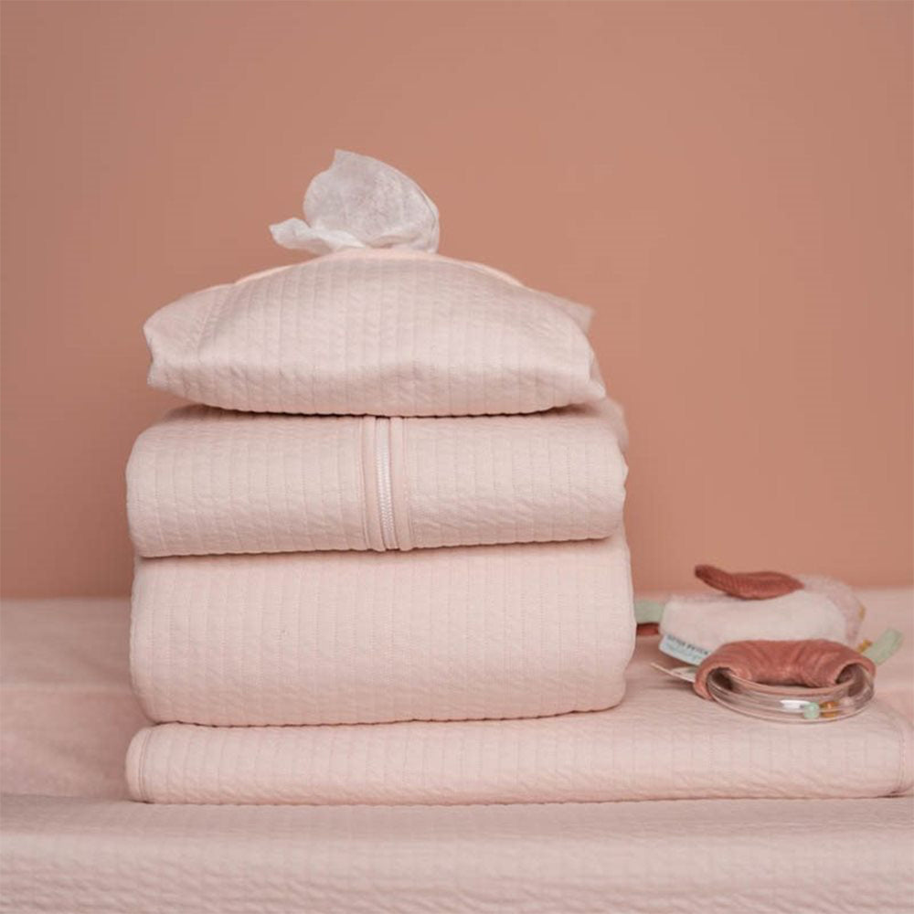 De Little Dutch winterslaapzak pure soft pink met afritsbare mouwtjes is ideaal tijdens de koude winterdagen. Een slaapzak zorgt ervoor dat jouw kindje comfortabel en veilig kan slapen. VanZus