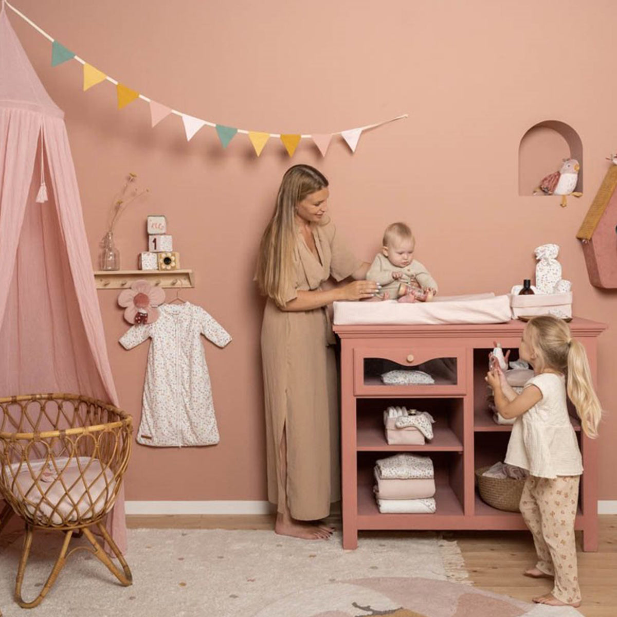 Een aankleedkussen hoeft niet saai te zijn en mag best opvallen in de babykamer. Dat kan zeker met de Little Dutch aankleedkussenhoes pure soft pink met luxe uitstraling voor een stijlvolle kinderkamer. VanZus