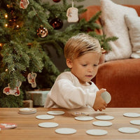 Het perfecte spelletje voor de kerstdagen is deze houten kerst memory van Little Dutch. De rondje schijfjes hebben verschillende winterse illustraties, match jij ze allemaal? VanZus