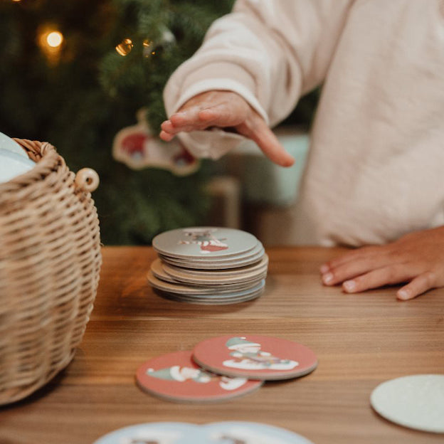 Het perfecte spelletje voor de kerstdagen is deze houten kerst memory van Little Dutch vanzus