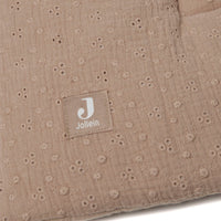 Dit fijne embroidery boxkleed in de kleur biscuit van Jollein is ideaal voor in de box van jouw baby. Heerlijk dik en zacht en aan twee zijden te gebruiken. VanZus