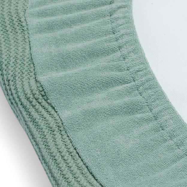 Deze heerlijk gebreide aankleedkussenhoes 50 x 70 cm basic knit forest green van Jollein past perfect om het aankleedkussen. De stof van de hoes is stevig en lekker zacht, waardoor jouw baby comfortabel ligt. De randen van de waskussenhoes zijn voorzien van elastiek, waardoor de hoes goed om het waskussen blijft zitten. 