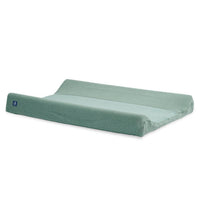 Deze heerlijk gebreide aankleedkussenhoes 50 x 70 cm basic knit forest green van Jollein past perfect om het aankleedkussen. De stof van de hoes is stevig en lekker zacht, waardoor jouw baby comfortabel ligt. De randen van de waskussenhoes zijn voorzien van elastiek, waardoor de hoes goed om het waskussen blijft zitten. 