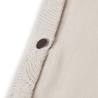 Verschonen of aankleden doe je in stijl met de aankleedkussenhoes (50x70 cm) shell knit nougat GOTS van Jollein. Functioneel, comfortabel en hip! Leuk om cadeau te geven tijdens een babyshower of kraambezoek. VanZus