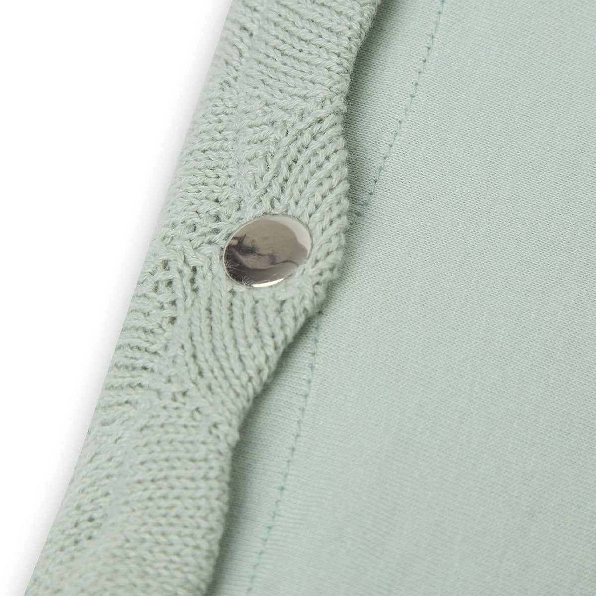 Verschonen of aankleden doe je in stijl met de aankleedkussenhoes (50x70 cm) shell knit sea foam GOTS van Jollein. Functioneel, comfortabel en hip! Leuk om cadeau te geven tijdens een babyshower of kraambezoek. VanZus