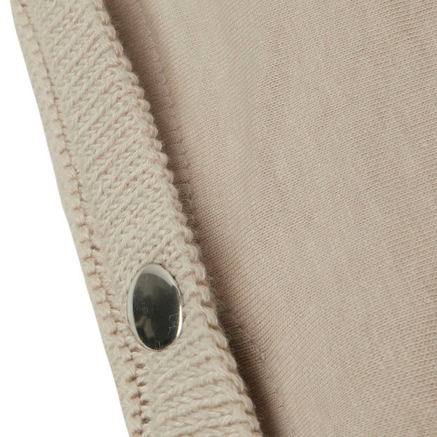Deze heerlijk gebreide aankleedkussenhoes 50 x 70 cm basic knit nougat GOTS van Jollein past perfect om het aankleedkussen. De stof van de hoes is stevig en lekker zacht, waardoor jouw baby comfortabel ligt. De randen van de hoes sluiten met knoopjes om het waskussen. 