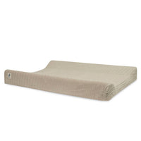 Deze heerlijk gebreide aankleedkussenhoes 50 x 70 cm basic knit nougat GOTS van Jollein past perfect om het aankleedkussen. De stof van de hoes is stevig en lekker zacht, waardoor jouw baby comfortabel ligt. De randen van de hoes sluiten met knoopjes om het waskussen. 