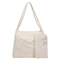 Op zoek naar een trendy mom bag? De luiertas shopper boucle natural van Jollein is perfect voor onderweg of tijdens het sporten. Afsluitbaar, handige vakjes en lange hengsels. Steel de show met deze aaibare tas. VanZus