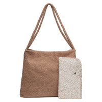 Op zoek naar een trendy mom bag? De luiertas shopper boucle biscuit van Jollein is perfect voor onderweg of tijdens het sporten. Afsluitbaar, handige vakjes en lange hengsels. Steel de show met deze aaibare tas. VanZus