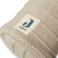 Jouw kleintje kan lekker warm slapen met de kruikenzak pure knit nougat (zand) GOTS van Jollein. De zak is af te sluiten door het lintje strak te trekken. Zo blijft de kruik goed in de kruikenzak zitten.