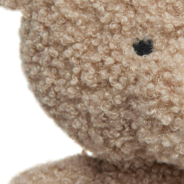 Knuffelen en spelen met de knuffel teddy bear biscuit van Jollein. De teddy bear is gemaakt van heerlijk zacht bouclé en is ook geschikt als accessoire op de plank of op de commode. Ook leuk als kraamcadeau!